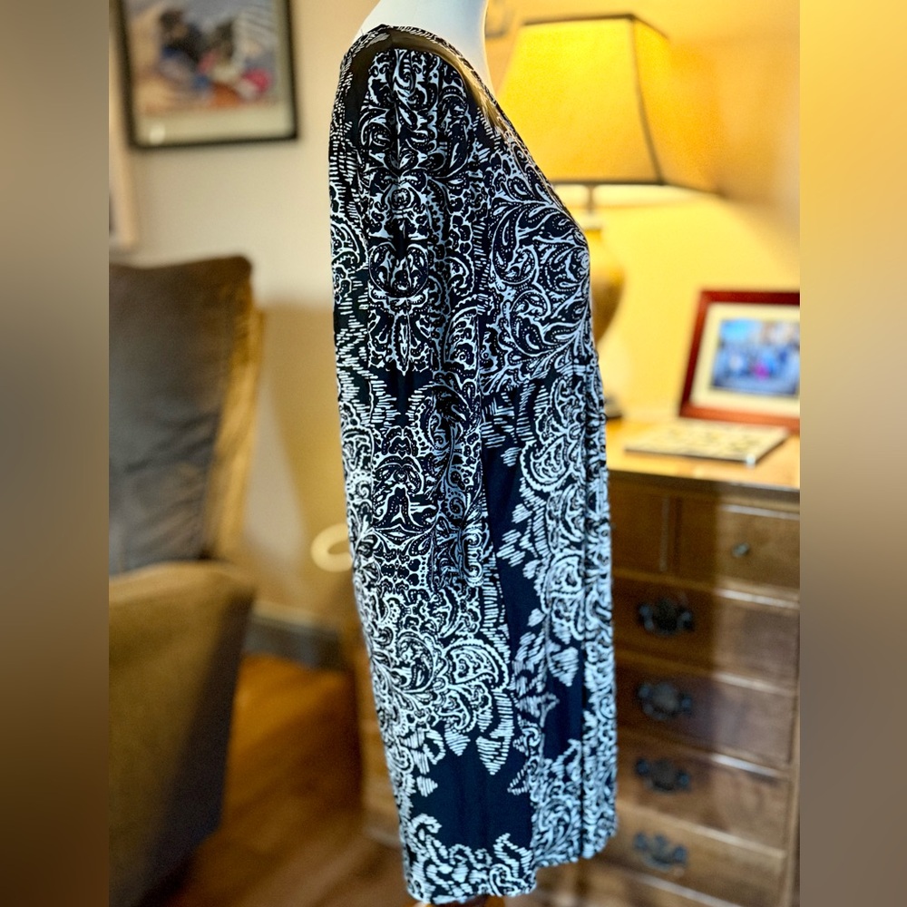 Elegant Black and White Print Dress - Picture 4 of 11